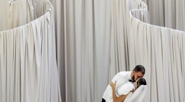 Drapeado: el arte de esculpir con tela (y cómo usarlo en cada momento de tu boda)