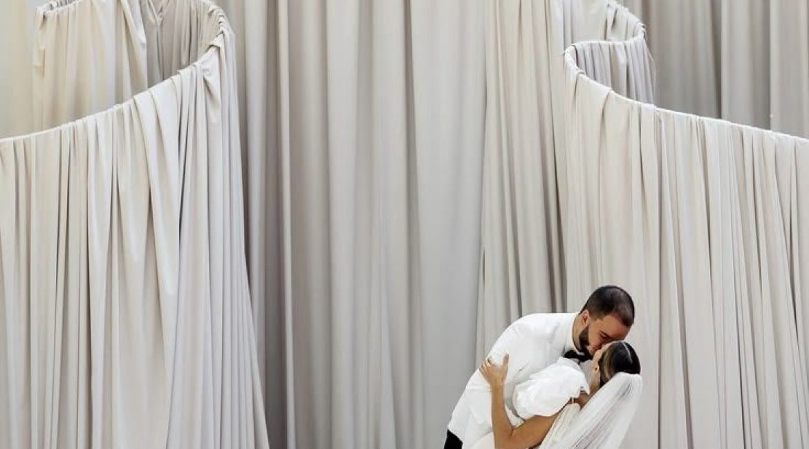 Drapeado: el arte de esculpir con tela (y cómo usarlo en cada momento de tu boda)