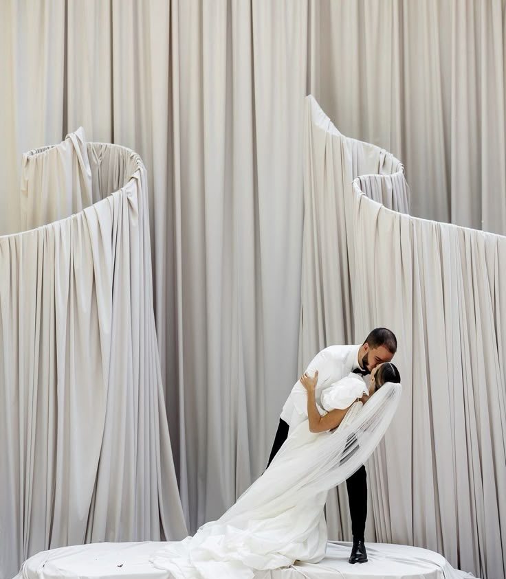 Drapeado: el arte de esculpir con tela (y cómo usarlo en cada momento de tu boda)